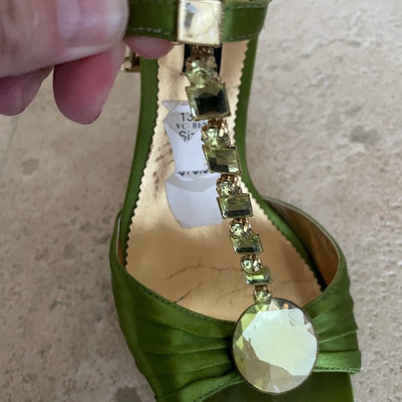 Lime green Vince Camuto pumps. - Picture 4 of 4